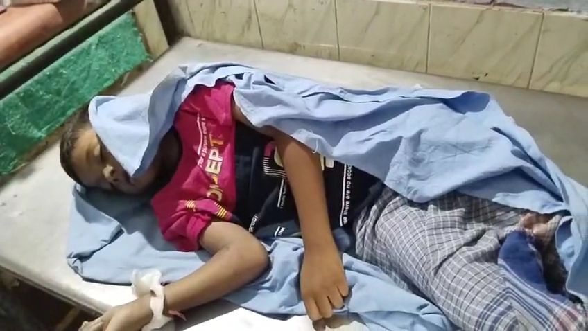 সাপে কামড়ে শিশুমৃত্যু, চিকিৎসায় গাফিলতির অভিযোগে রণক্ষেত্র পুঞ্চা হাসপাতাল - Related Image