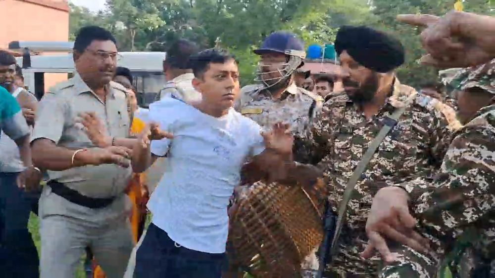 সাপে কামড়ে শিশুমৃত্যু, চিকিৎসায় গাফিলতির অভিযোগে রণক্ষেত্র পুঞ্চা হাসপাতাল - Related Image
