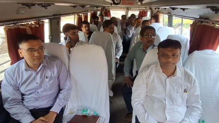 জ্বালানি সাশ্রয়ে নজির, সরকারি গাড়ি ছেড়ে বাসে দুর্গাপুরে রওনা পুরুলিয়া প্রশাসনের আধিকারিকরা - Related Image