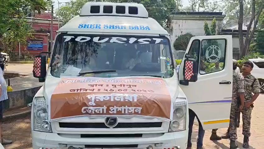 জ্বালানি সাশ্রয়ে নজির, সরকারি গাড়ি ছেড়ে বাসে দুর্গাপুরে রওনা পুরুলিয়া প্রশাসনের আধিকারিকরা - Related Image