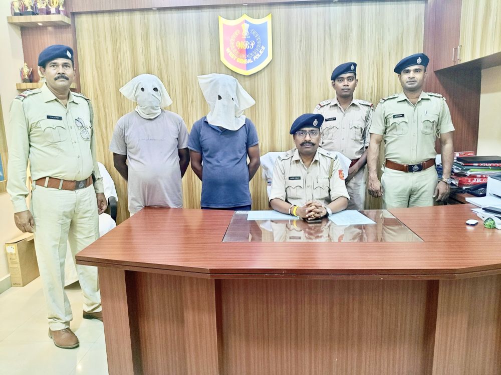 ঝালদায় পুলিশের অভিযান,উদ্ধার ৮০০ লিটার অবৈধ পেট্রোলিয়াম - Related Image