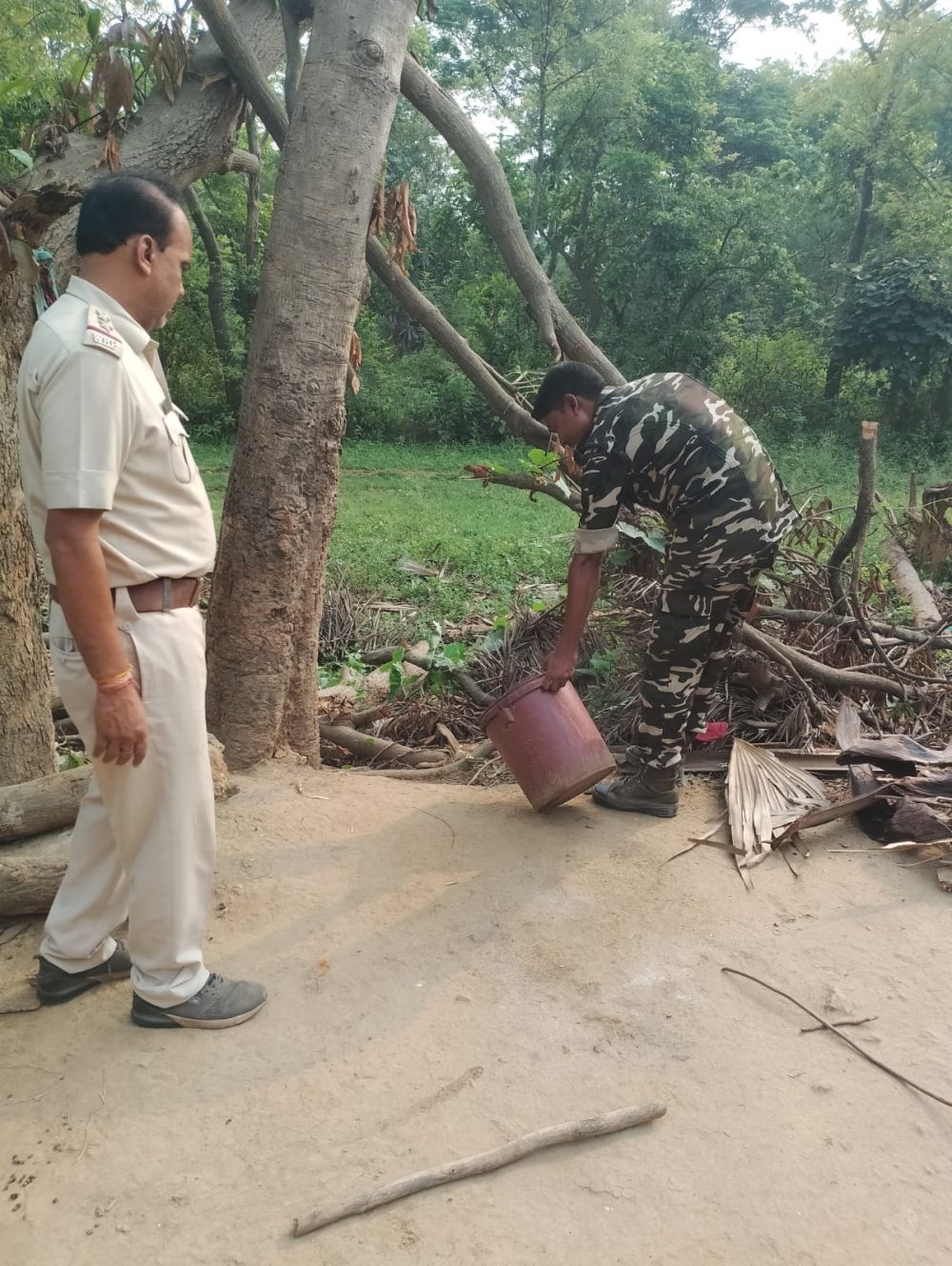 বরাবাজারে পুলিশ ও আবগারি দপ্তরের যৌথ অভিযানে বড় সাফল্য, উদ্ধার চোলাই মদ ও তৈরির উপকরণ - Related Image