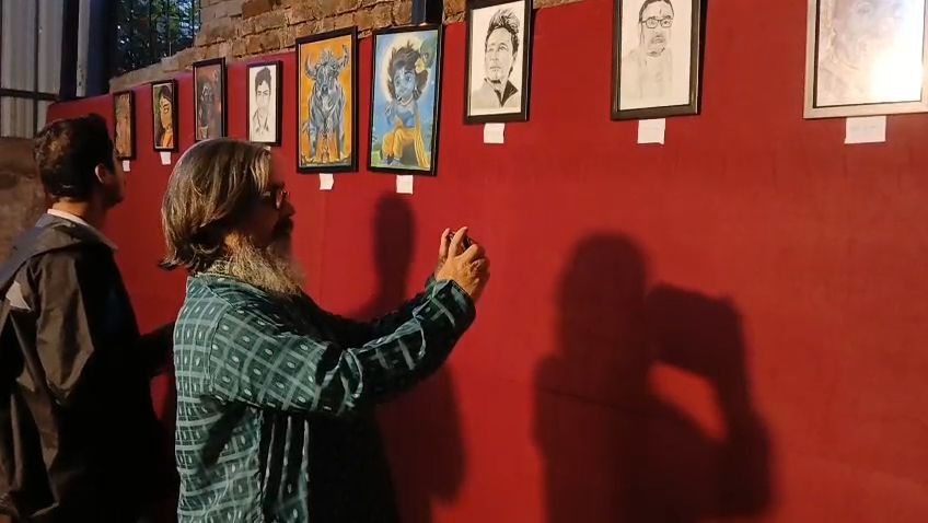 কেক-মোমবাতি নয়, নিজের আঁকা ছবির প্রদর্শনীর মধ্য দিয়ে জন্মদিন পালন - Related Image