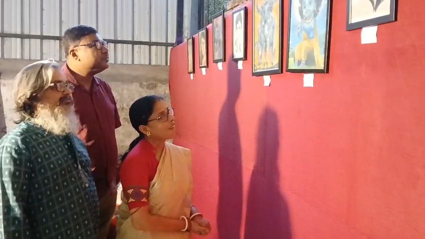 কেক-মোমবাতি নয়, নিজের আঁকা ছবির প্রদর্শনীর মধ্য দিয়ে জন্মদিন পালন - Related Image