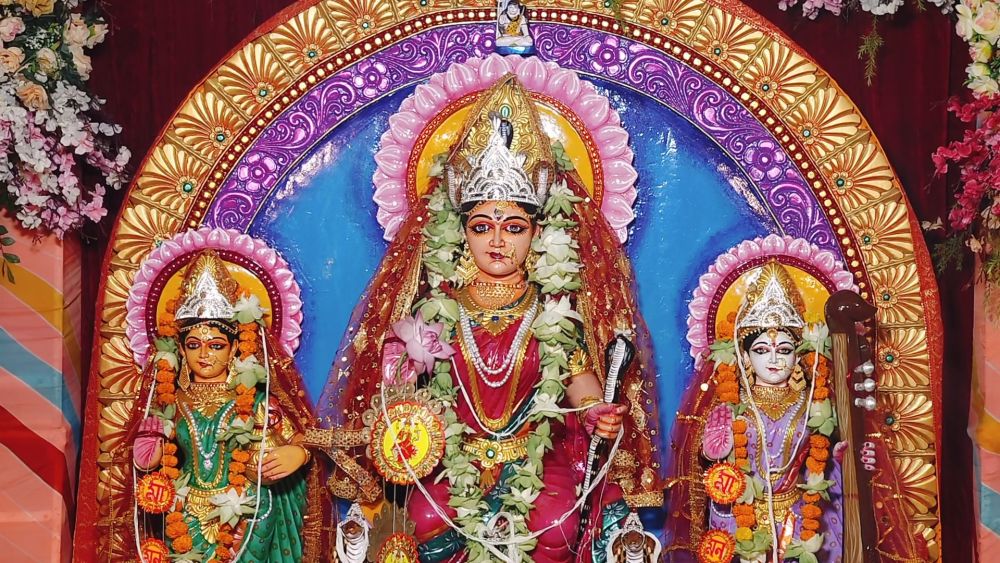 মাটির প্রতিমা নয়, শিলা মূর্তিতেই পূজিত হন মা মনসা - Related Image