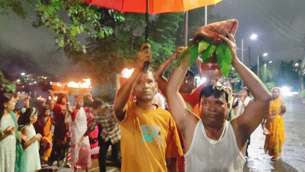 মাটির প্রতিমা নয়, শিলা মূর্তিতেই পূজিত হন মা মনসা - Related Image